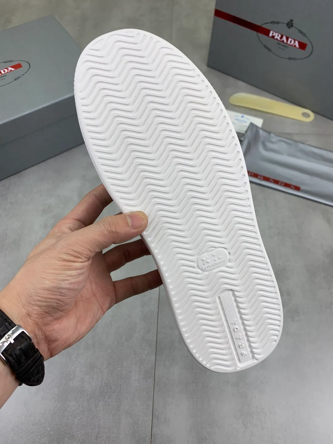 Men's Men's Shoes 💰P560 💰【New Style】 The latest model of high-quality PRADA classic men's shoes has been launched on the official website in 1:1 copy, synchronized in Hong Kong and on the same catwalk; all made of calfskin➕imported cowhide lining, 🍡🍡original rubber outsole, non-slip and wear-resistant; comfortable on the feet, attractive style, fine workmanship, and simple and neat shoe lasts, showing the courage and toughness of men, 👍sizes 38 to 44 (45 can be customized) black and white Blue color🉑️choose